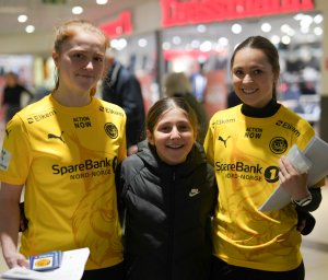 Kristina Brudvik og Helene Schjelderup fra Bodø/Glimt Kvinner tok turen til City Nord for å dele ut billetter til årets første hjemmekamp. 