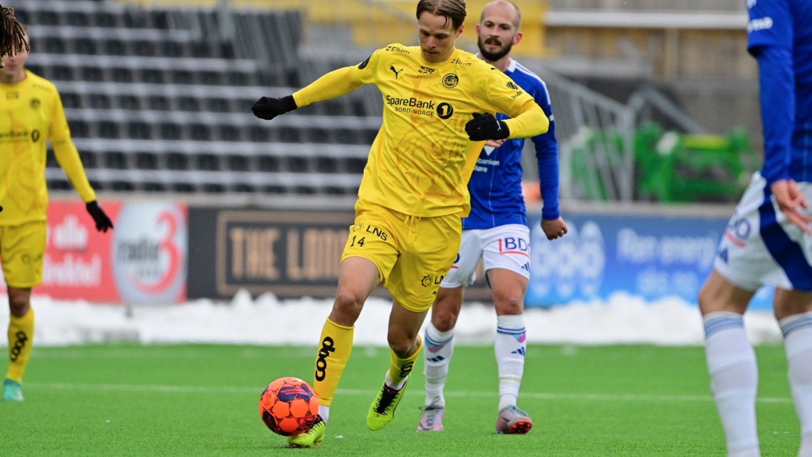 Ulrik Saltnes i fint driv med ballen under Bodø/Glimts treningskamp mot Molde på Aspmyra i mars 2024 
