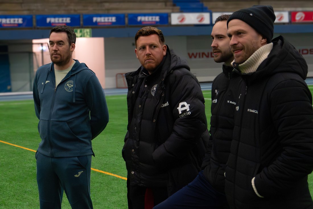 Jamie Greenwood (til venstre i bildet) og Olav Øverli (til høyre i bildet) sammen med trenere fra Glimt og Brentford Foto: Rune Larsen