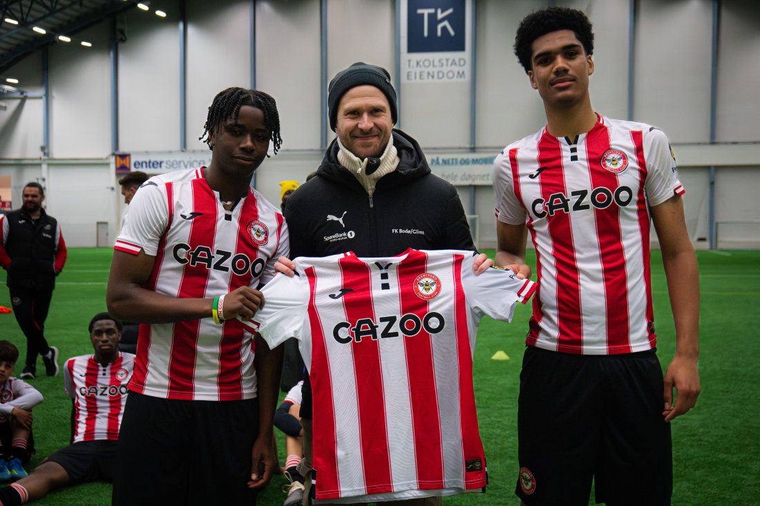Olav Øverli, leder for Glimt-akademiet, mottar en drakt fra Brentford. Foto: Rune Larsen
