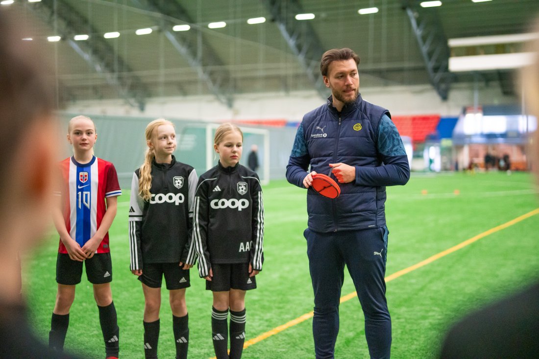 Egzon Statovci leder øktene til Jenteakademiet. Foto: Vilde Hiller Rasmussen.