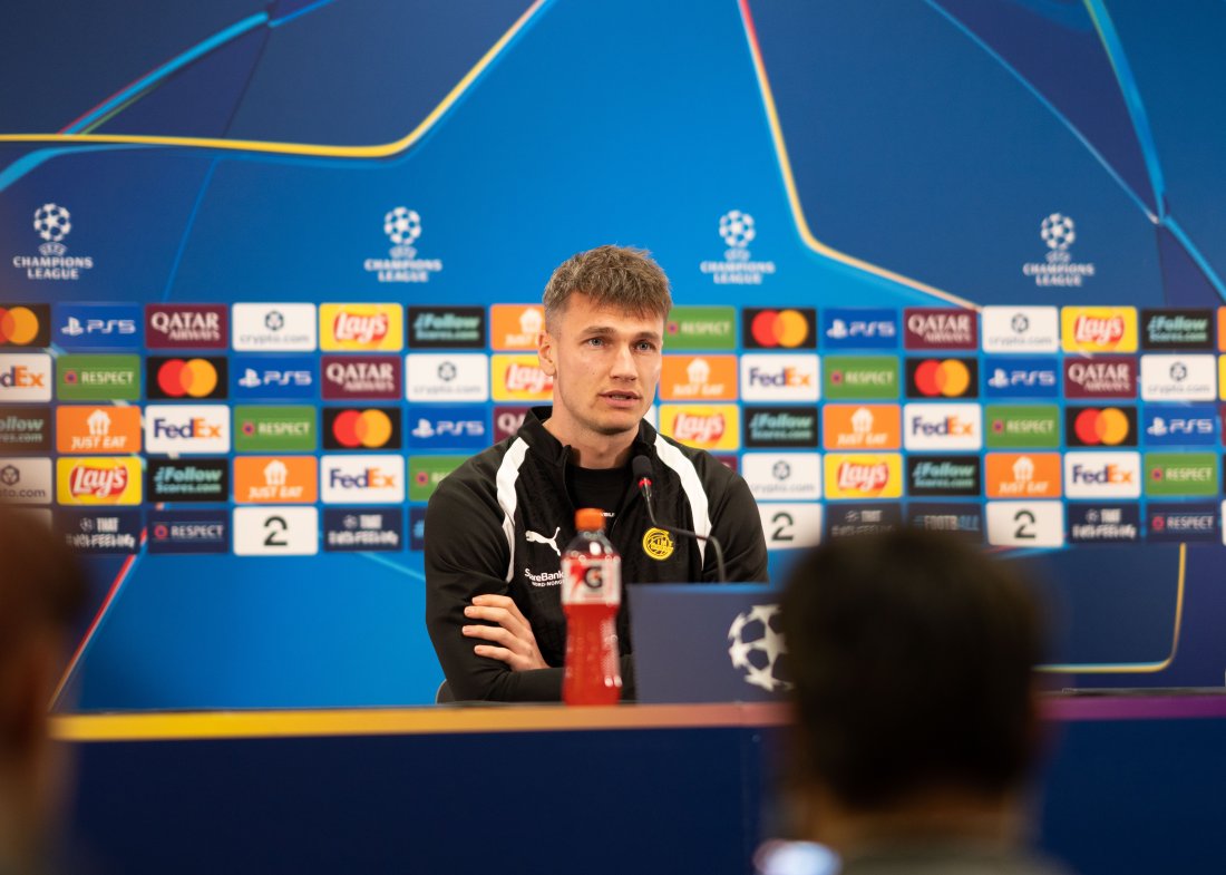 Bilde av Odin Bjørtuft på pressekonferansepodiet på Aspmyra dagen før åttendedelsfinalen mot Sporting CP fra Portugal i UEFA Champions League