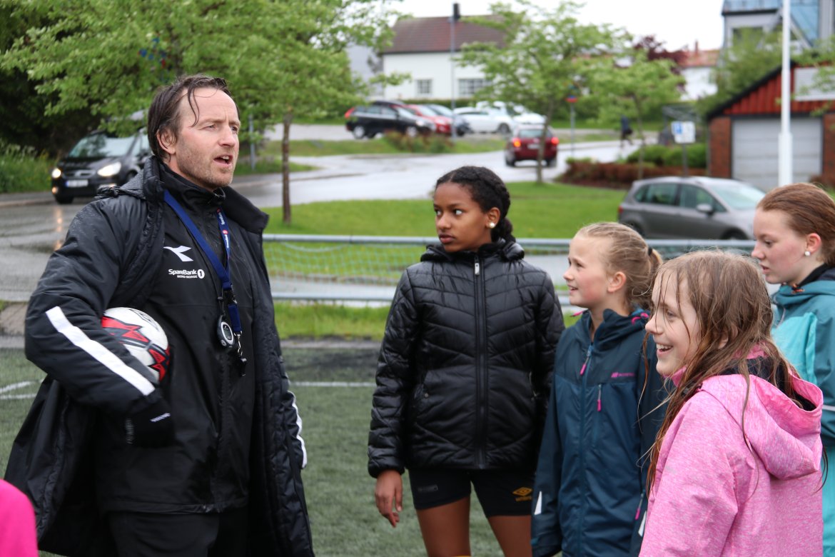 Regn er ingen hindring for Stig Johansen under fotballaktivitet i Bindal. 