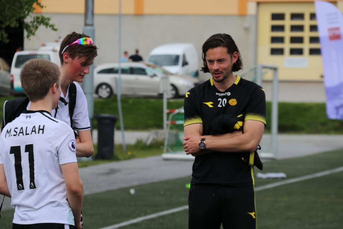 Amor Layouni i samtale med noen gutter som deltok. 