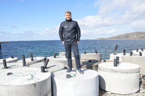 Nordland Betong i Bodø jobber bærekraftig i stadig større grad. Daglig leder Tore Mosand sier de har redusert CO2-utslippet med 30 prosent. Det jobbes også med å gjenbruke brukt betong. Her er ett produkt; synkelodd som blant annet brukes til forankring.  Mer er på vei. Foto: Lise Fagerbakk