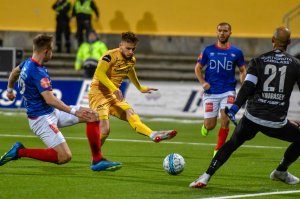 Philip Zinckernagel setter ballen i mål.