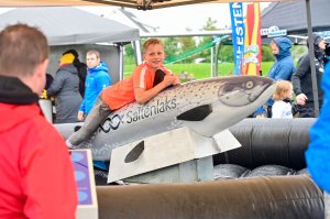 Lakserode fra Salten Aqua under Fanzone før laksekampen mot Vålerenga.
