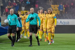 Bodø/Glimt på vei ut på banen for å møte Stabæk til kamp.