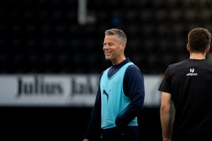 Glimt-trener Kjetil Knutsen i strålende humør på Glimts trening dagen før kampen mot Odd i juli 2024