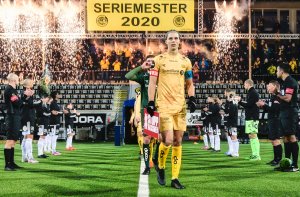 Ulrik Saltnes leder laget inn på banen før kampen mot Rosenborg på Aspmyra i 2020. Rosenborgspillerne har stilt seg opp som æresvakt for den suverene seriemesteren