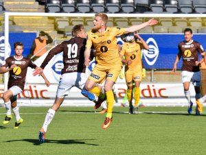 Emil Jonassen (3) i luftduell med Mjøndalen-spiller Jonathan Lindseth (19). Kampen endte til slutt 1-0 til de helgule. FOTO: Kent Even Grundstad