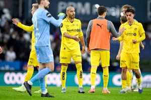 Bodø/Glimt-spillerne takker hverandre for kampen etter 2–2 mot Rosenborg på Lerkendal våren 2026. Haitam Aleesami er i fokus på bildet