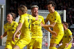 Bodø/Glimt-spillerne Fredrik André Bjørkan, Håkon Evjen, Jens Petter Hauge og August Mikkelsen feirer scoring mot Fredrikstad på bortebane i Eliteserien 2024