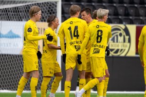 Glimt-spillerne Jens Petter Hauge, August Mikkelsen, Jostein Gundersen, Ulrik Saltnes og Albert Grønbæk jubler for scoring i treningskampen mot Molde i mars 2024