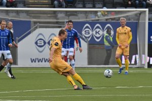 Marius Lode i kampen mot Sarpsborg 08 på Aspmyra i 2019. 