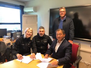 Her signerer Nordic Smart House og Bodø/Glimt samarbeidsavtale. Fra venstre; Jannike Ramsvik (Bodø/Glimt), Frode Thomassen (Bodø/Glimt), Stephen Fu (Nordic Smart House), Svenn-Inge Laastad Nordic Smart House). 