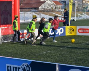 Barna kan spille fotball i fotballbingen. 