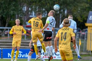 Philip Zinckernagel i duell i kampen mot Odd. 