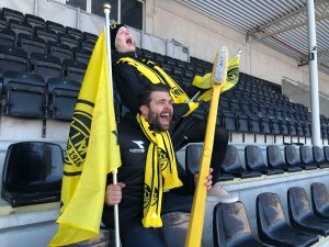 Jannike Ramsvik og Ørjan Heldal leter etter noen som kan lage liv på tribunen.