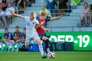 Jens Petter Hauge i aksjon under U19-kampen mot England.