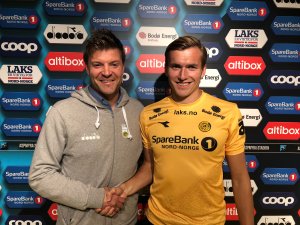 Aasmund Bjørkan og Morten Konradsen etter signeringen. 