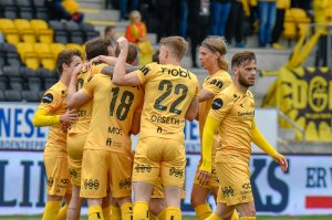 Bodø/Glimt feirer etter at José Àngel satt ballen i mål og utlignet til 1-1 i kampen mot Sandefjord.
