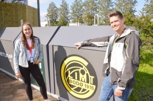 Pernille Kolsing her sammen salgskonsulent Erik Johnsen i Retura fra da de satte opp løsning for sortering på Aspmyra stadion. Retura Iris. Bærekraftsambassadør.
