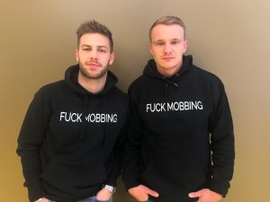 Philip Zinkcernagel og Marius Lode stiller seg bak budskapet om "Fuck Mobbing".