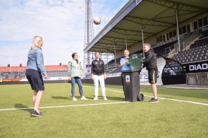 Bodø Energi ved Mariann Meby treffer ballen og den flyr akkurat der avfallet skal kastes. Pernille Kolsing fra Iris, Regine Boym fra Bodø/Glimt, Ole Angellsen fra Bodø Energi Kraftsalg og Frode Thomassen fra Bodø/Glimt er imponert.