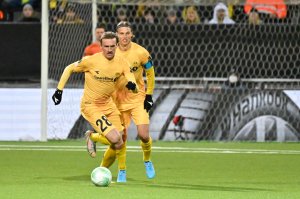 Runar Espejord og Ulrik Saltnes under hjemmekampen mot Celtic i Europa Conference League på Aspmyra 2022.