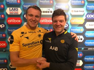Marius Lode og Aasmund Bjørkan fornøyde etter at kontrakten til Lode ble forlenget. 
