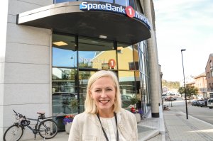 SpareBank1 Nord-Norge gir ti millioner kroner for å bekjempe plastforurensning i nord. Banksjef Trude Glad i Bodø vil ha klubber og baneeiere med på laget. 