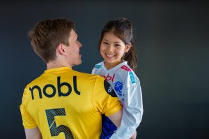 Nobl er stolt sponsor både i breddeklubben Junkeren og i Bodø/Glimt. A-lags-spiller Thomas Jacobsen, med Junkerenspiller Lisa Lewin på armen.
