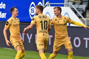 Håkon Evjen, Philip Zinckernagel og Erlend Dahl Reitan feirer Zinckernagels mål i kampen mot Viking. 