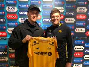 Erlend Dahl Reitan og sportslig leder Aasmund Bjørkan er fornøyde med signeringen. 