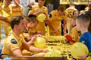 Signering på kick-off.