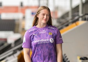 Portrett av Aubrei Corder i keeperdrakt på tribunen, etter å ha signert ny kontrakt for Bodø/Glimt kvinner. 