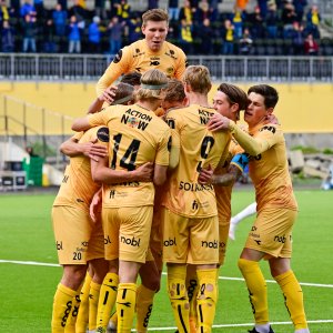 A-laget etter scoring. Hjemmekamp mot Strømsgodset på Aspmyra 2021.