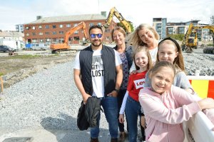 Bodø kommune tar initiativ til god helse og økt livskvalitet i Bodø. Bak Miguel Castro fra dialogforum, Irene Skiri fra Ny by - ny flyplass og Marianne Bahr Simonsen fra Smart Bodø. Bak t.v. jobbes det med å ferdigstille Solparken. Foran barna Mina (11), Marie (11) og Ida (8). 