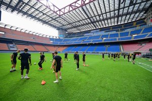 Bodø/Glimts A-lag på trening på San Siro før kampen mot Milan. 2020.