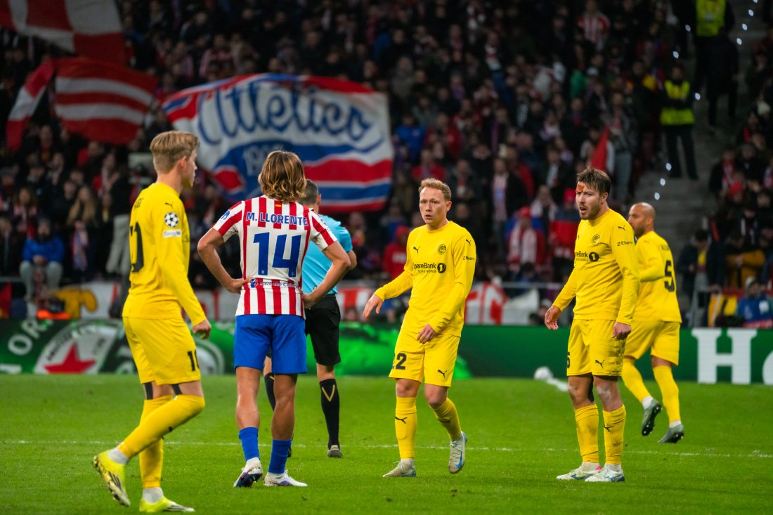 Anders Klynge står sammen med flere Glimt-spillere på banen i Madrid. 