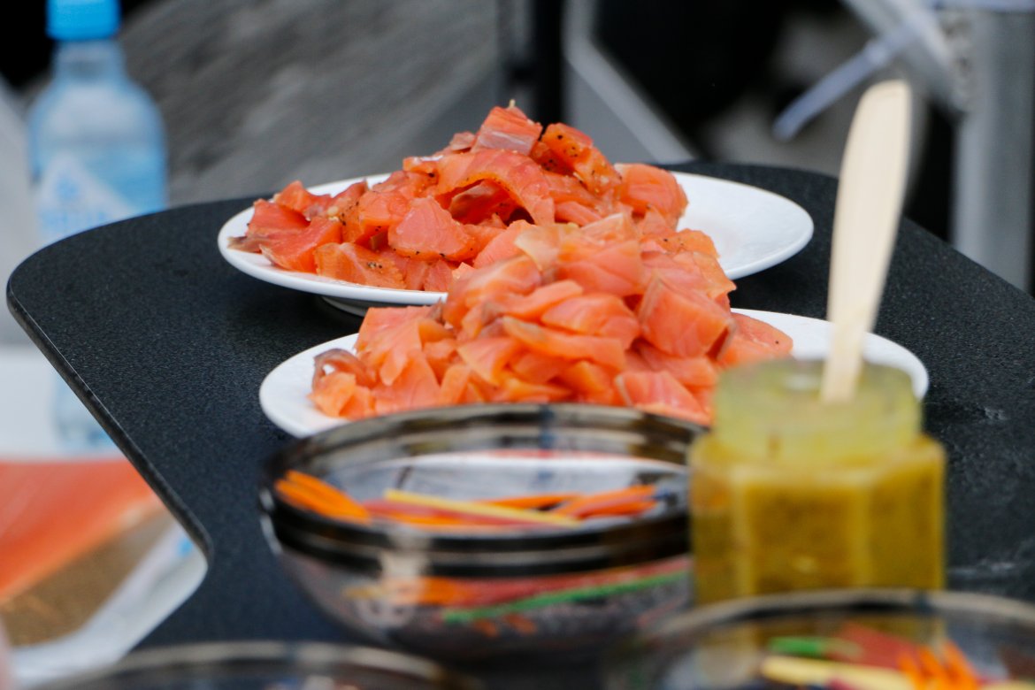 Prøvesmaking av laks i Fanzone.