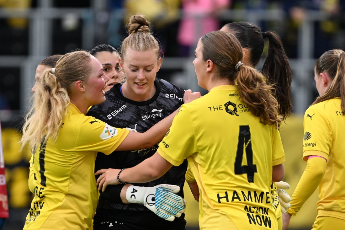 Aubrei Corder omfavnet av lagvenninner etter tapet mot Lyn i Toppserien i fjor høst.