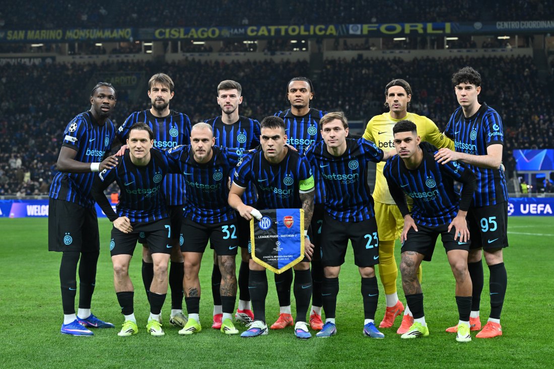MILAN, ITALY - JANUARY 20: Players of FC Internazionale Milano pose for a team photograph prior to the UEFA Champions League 2025/26 League Phase MD7 match between FC Internazionale Milano and Arsenal FC at Stadio San Siro on January 20, 2026 in Milan, Italy. (Photo by Chris Ricco - UEFA/UEFA via Getty Images)