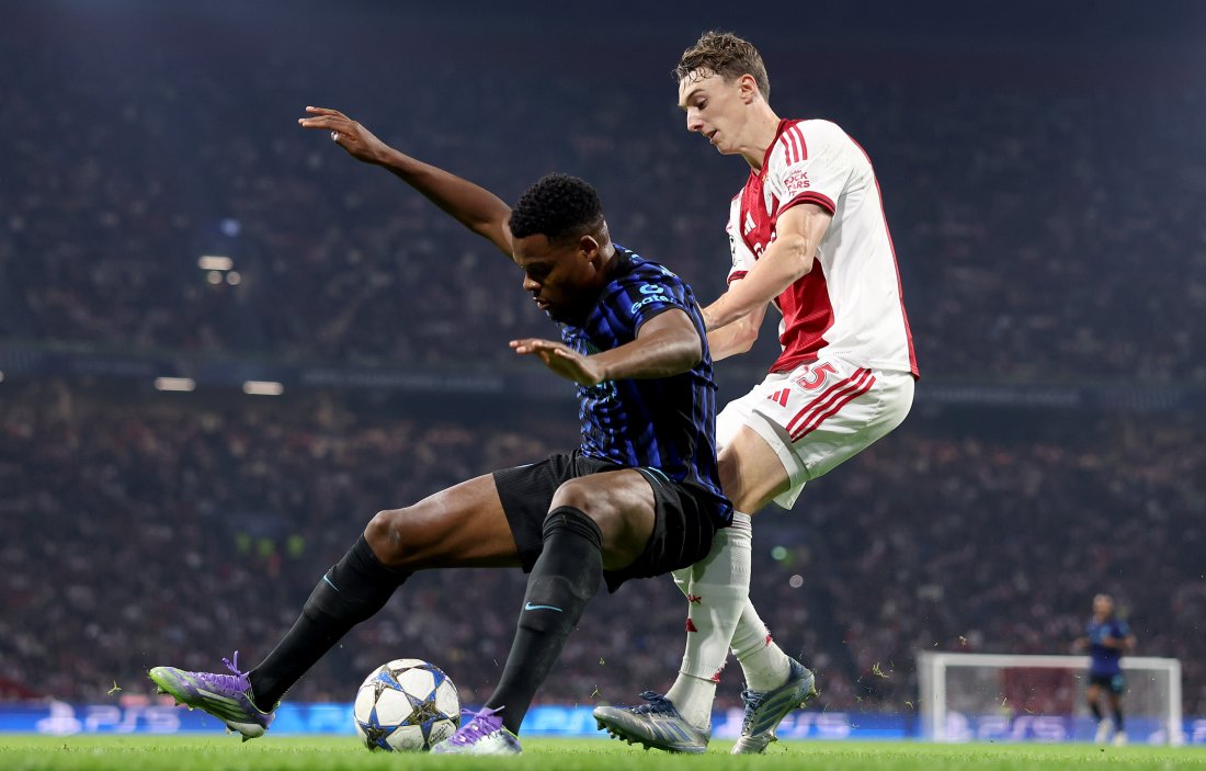 AMSTERDAM, NETHERLANDS - SEPTEMBER 17: Denzel Dumfries of Inter is challenged by Youri Baas of Ajax during the UEFA Champions League 2025/26 League Phase MD1 match between AFC Ajax and FC Internazionale Milano at Johan Cruijff Arena on September 17, 2025 in Amsterdam, Netherlands. (Photo by Lars Baron - UEFA/UEFA via Getty Images)