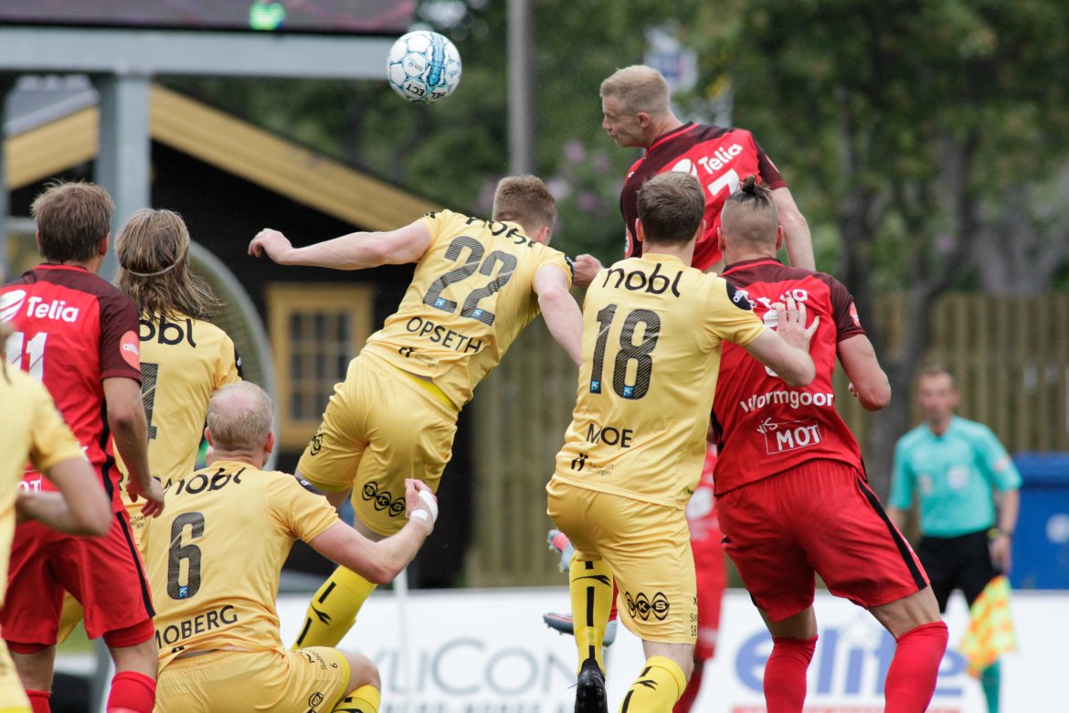 Cornersituasjon under Eliteseriekampen mellom Bodø/Glimt og Brann på Aspmyra stadion.