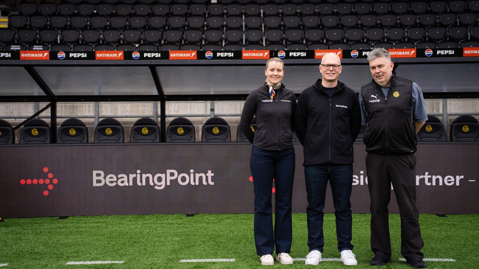 Bodø/Glimt og BearingPoint stiller oppstilt foran LED på Aspmyra. 