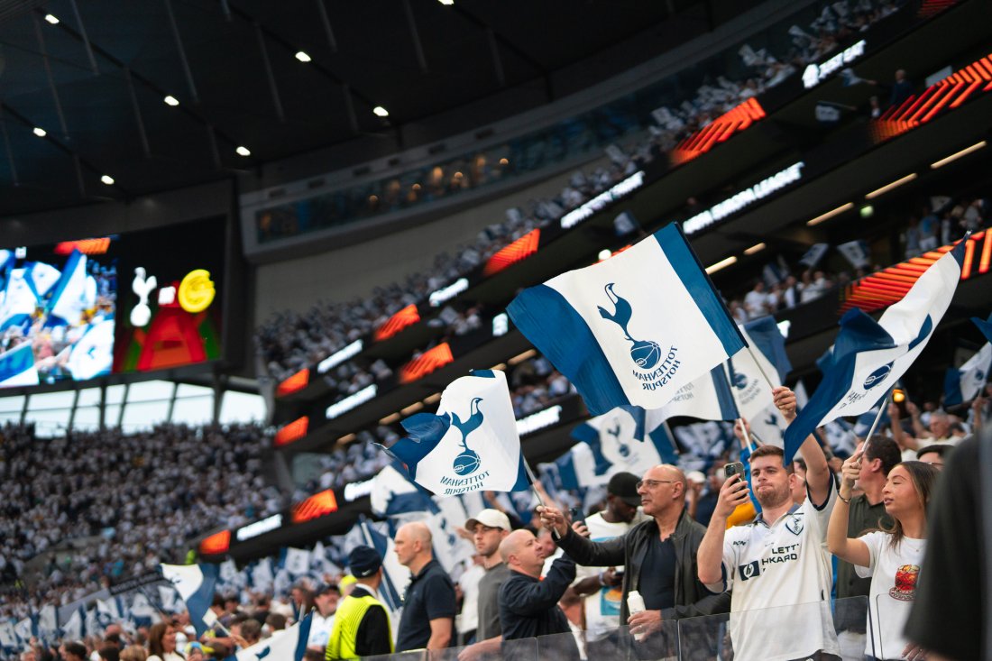 Tottenhamsupportere med flagg i semifinalen i Europa League