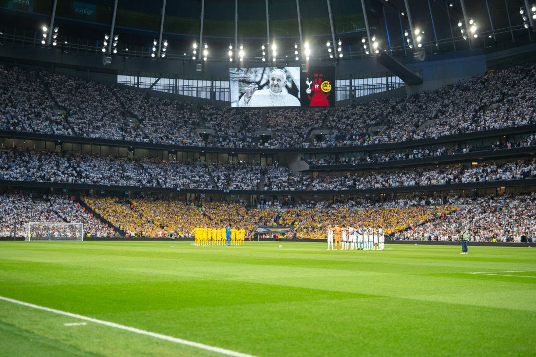 Bodø/Glimt og Tottenham samles i ett minutts stillhet før semifinalen i London i 2025