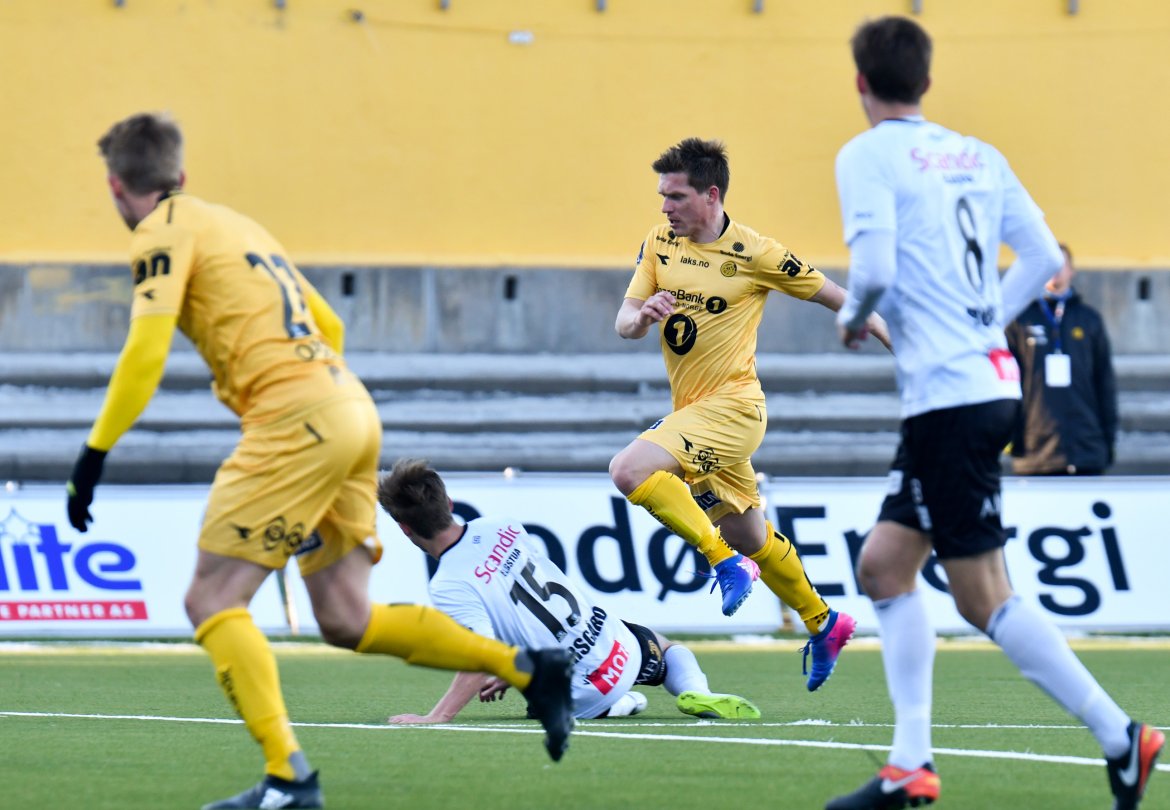TETTE DUELLER: Thomas Jacobsen (5) blir taklet av Erlend Eggen Persgård (15) i vårens seriekamp mot Elverum. Oppgjøret endte til slutt 5-0 til Glimt.  I forgrunnen: Kristian Fardal Opseth (22) og Håkon Rønes (8). FOTO: Kent Even Grundstad